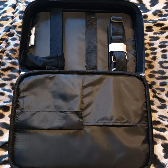 Targus Black Laptop Bag with Professional Appeal - Picture 5 of 10